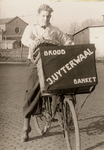 862205 Afbeelding van bakker J. Uyterwaal (Laan van Nieuw Guinea 82) te Utrecht op een transportfiets, vermoedelijk ...